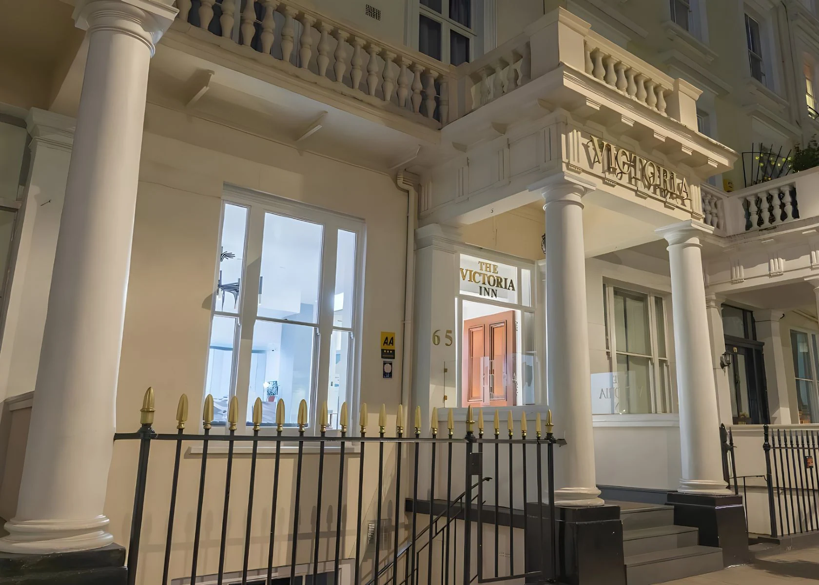 Victoria Inn: The entrance portico and exterior at dusk.