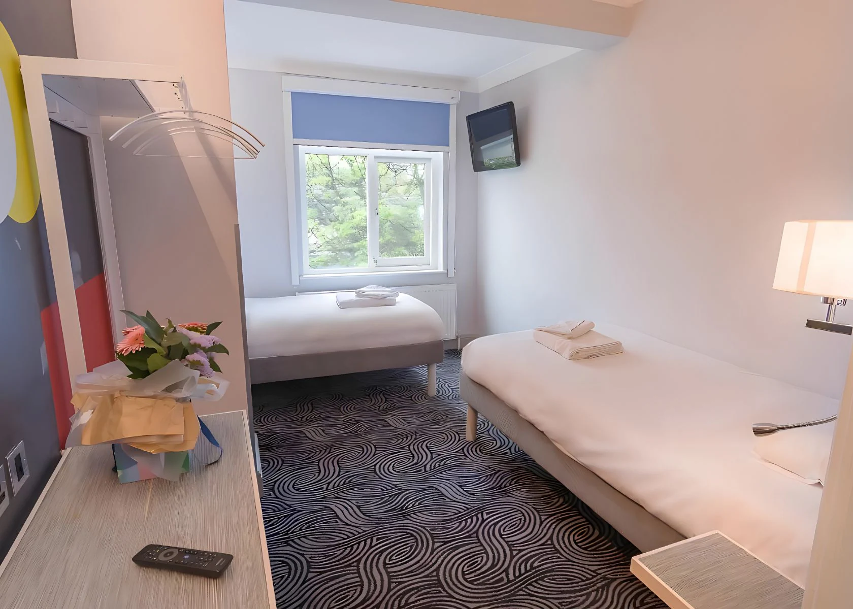 Victoria Inn: A second guest room with desk and window-side seating.