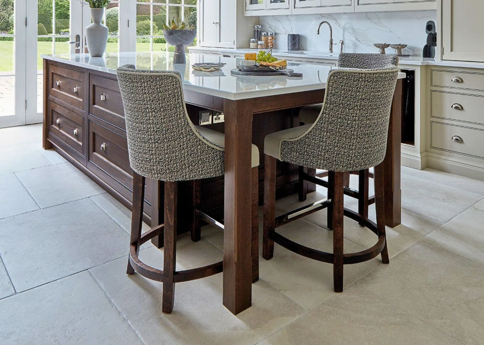 Weybridge: The island seating and surrounding kitchen circulation.